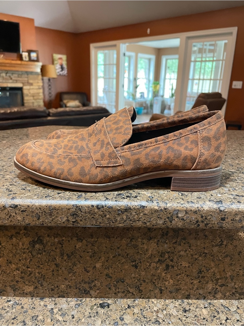 Clarks Trish Rose Loafer Leopard Print Suede Sz 6.5 Ultimate Comfort New w/o Tag - Picture 3 of 12